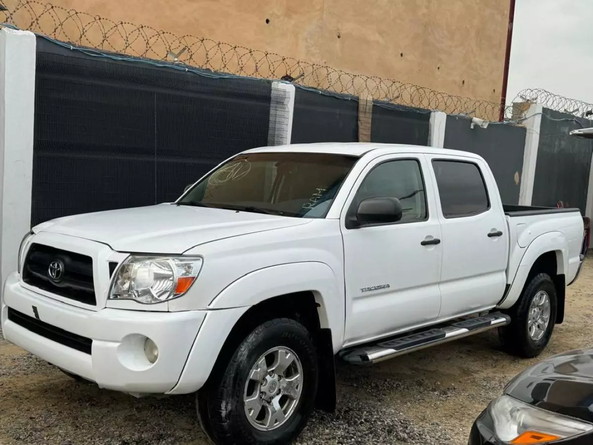 Toyota Tacoma   - 2011