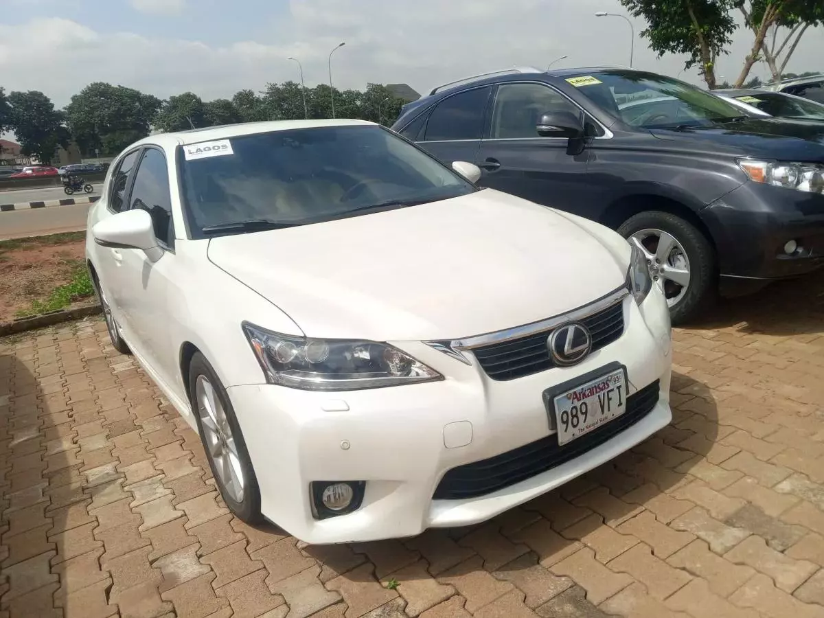 Lexus CT 200h   - 2011