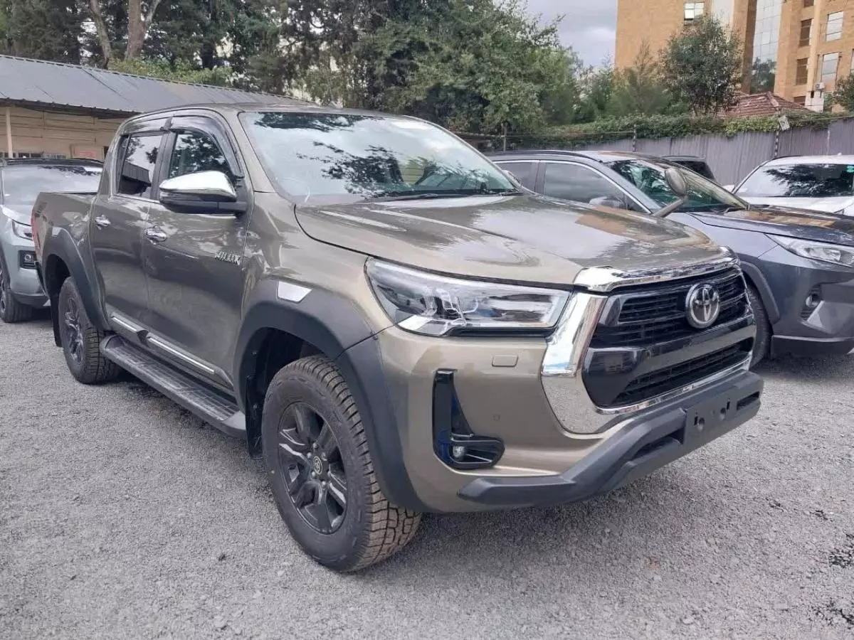 Toyota Hilux    - 2021