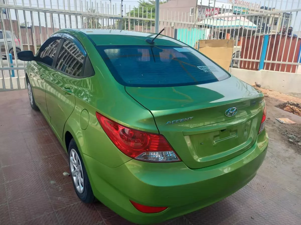 Hyundai Accent - 2015
