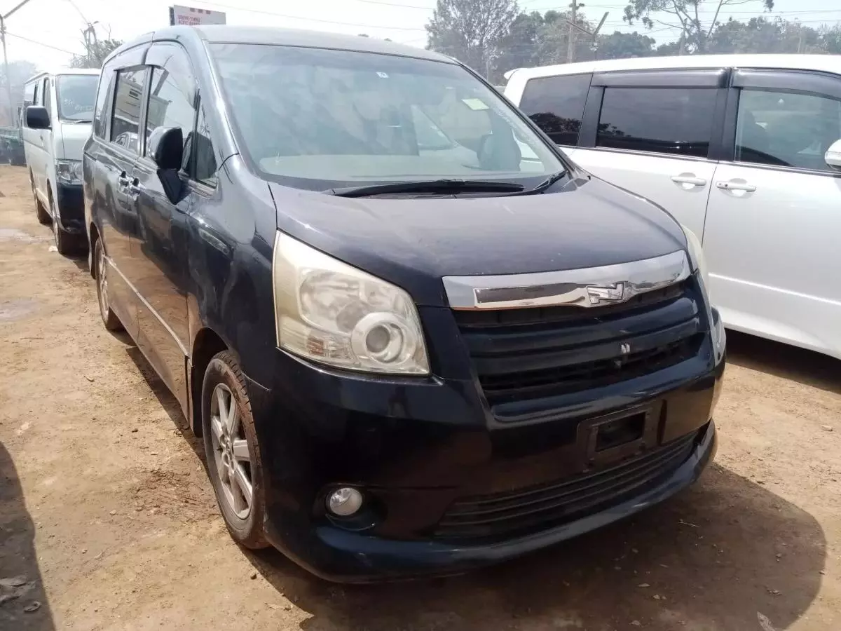 Toyota Noah   - 2009