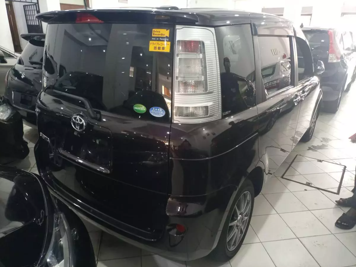 Toyota Sienta - 2015