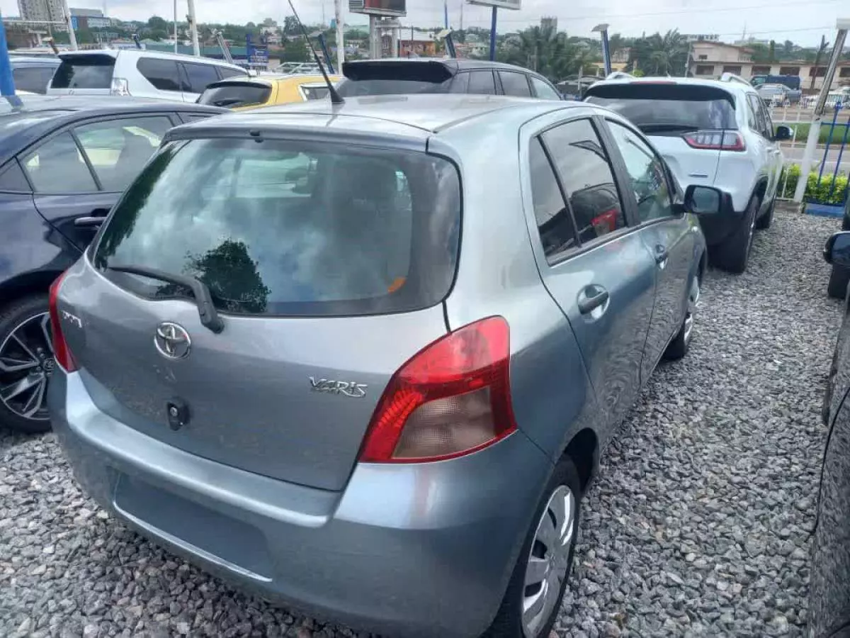 Toyota Vitz   - 2011