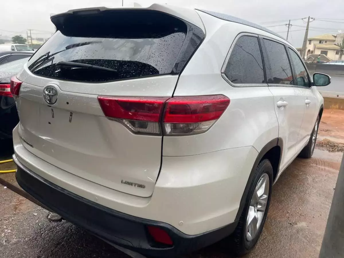 Toyota Highlander   - 2016