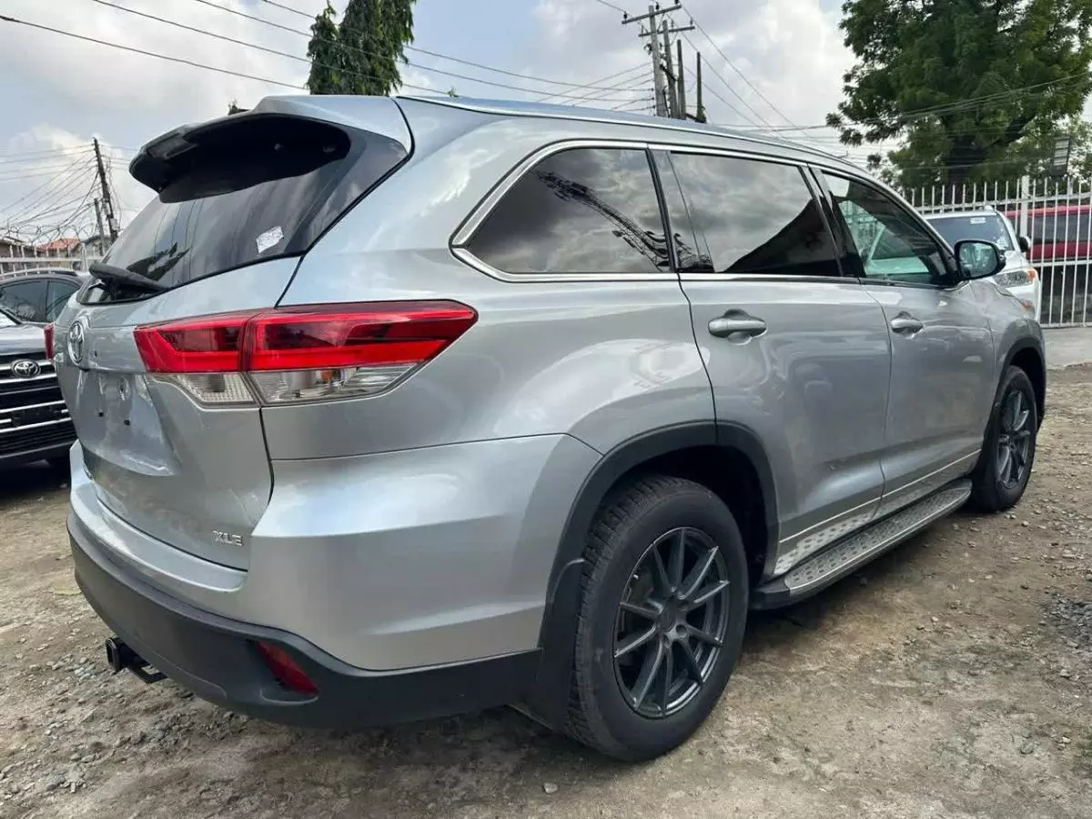 Toyota Highlander   - 2016