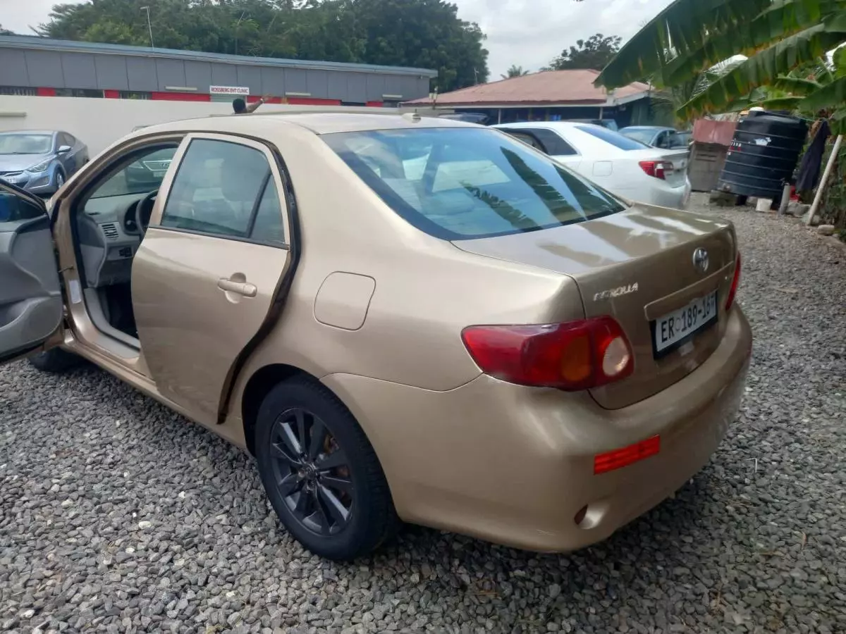 Toyota Corolla   - 2010