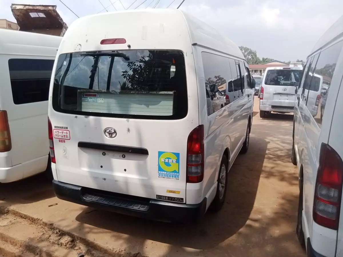 Toyota Hiace   - 2011