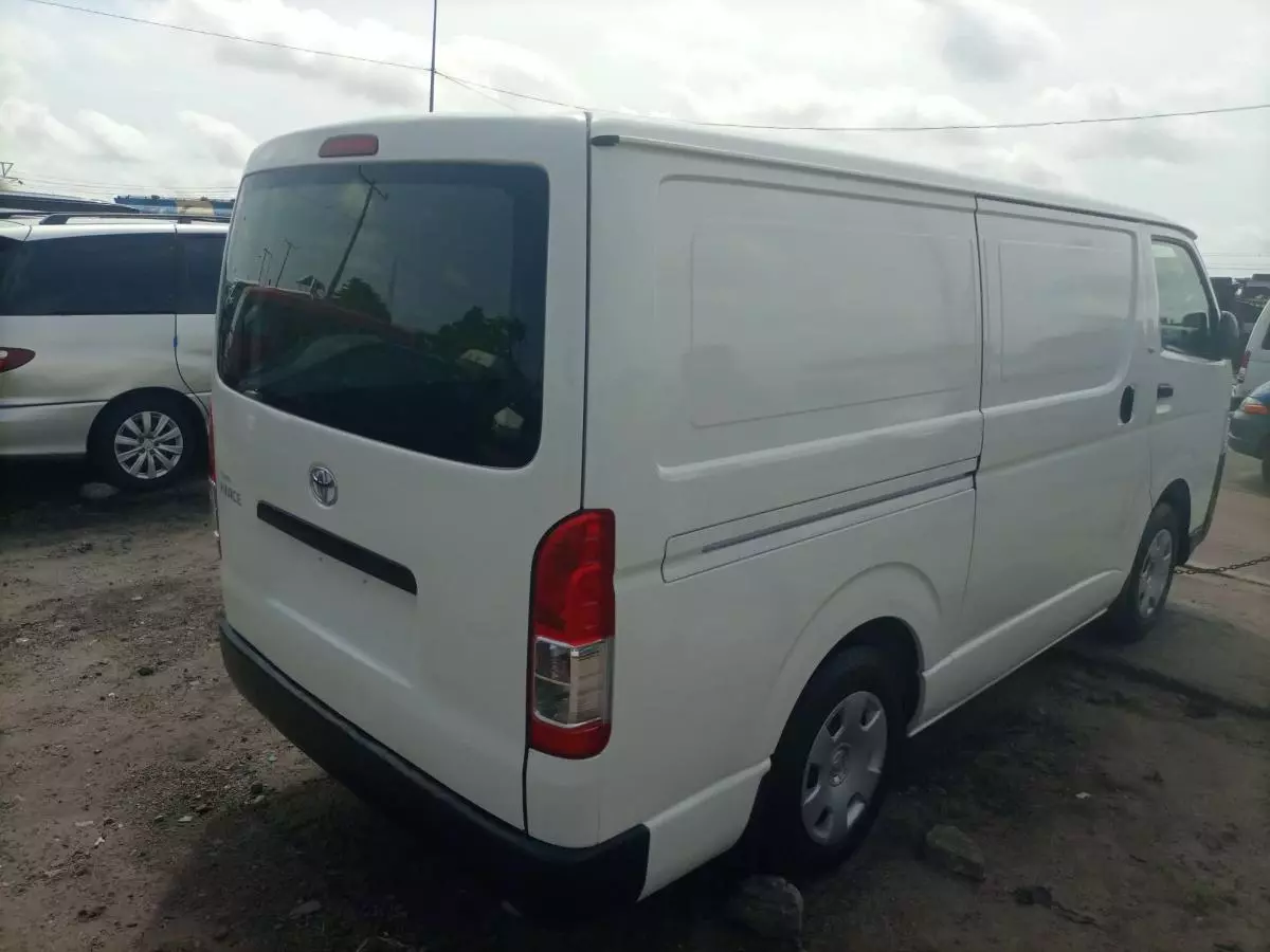 Toyota Hiace - 2010