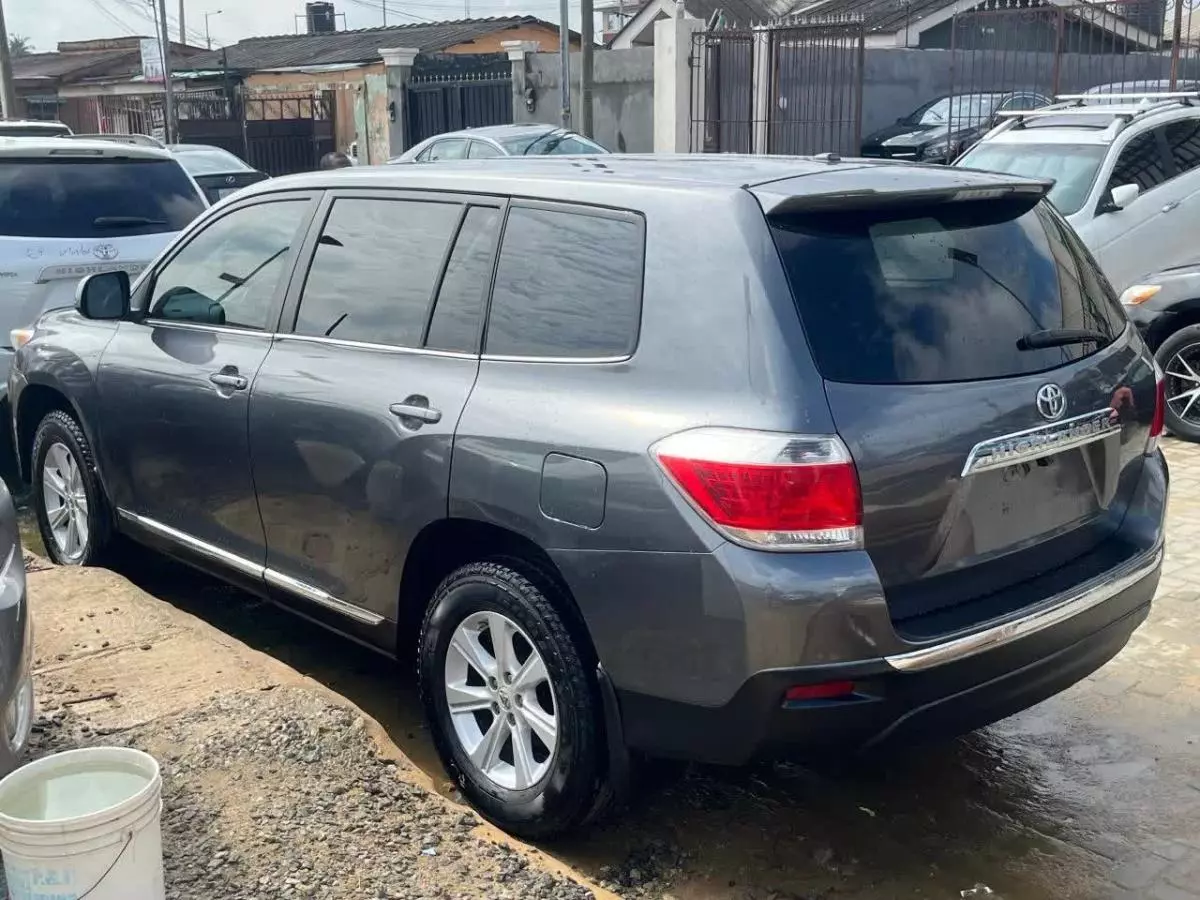 Toyota Highlander   - 2011