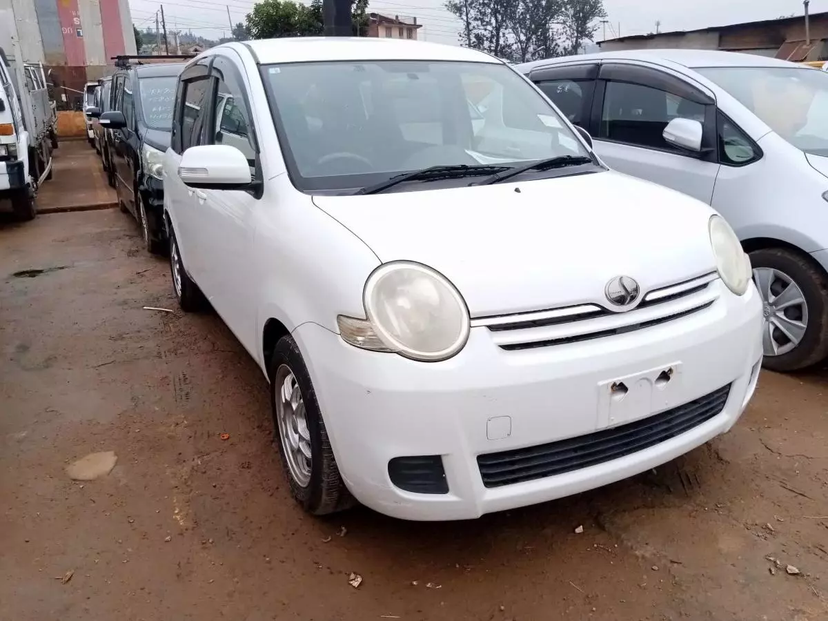 Toyota Sienta   - 2009