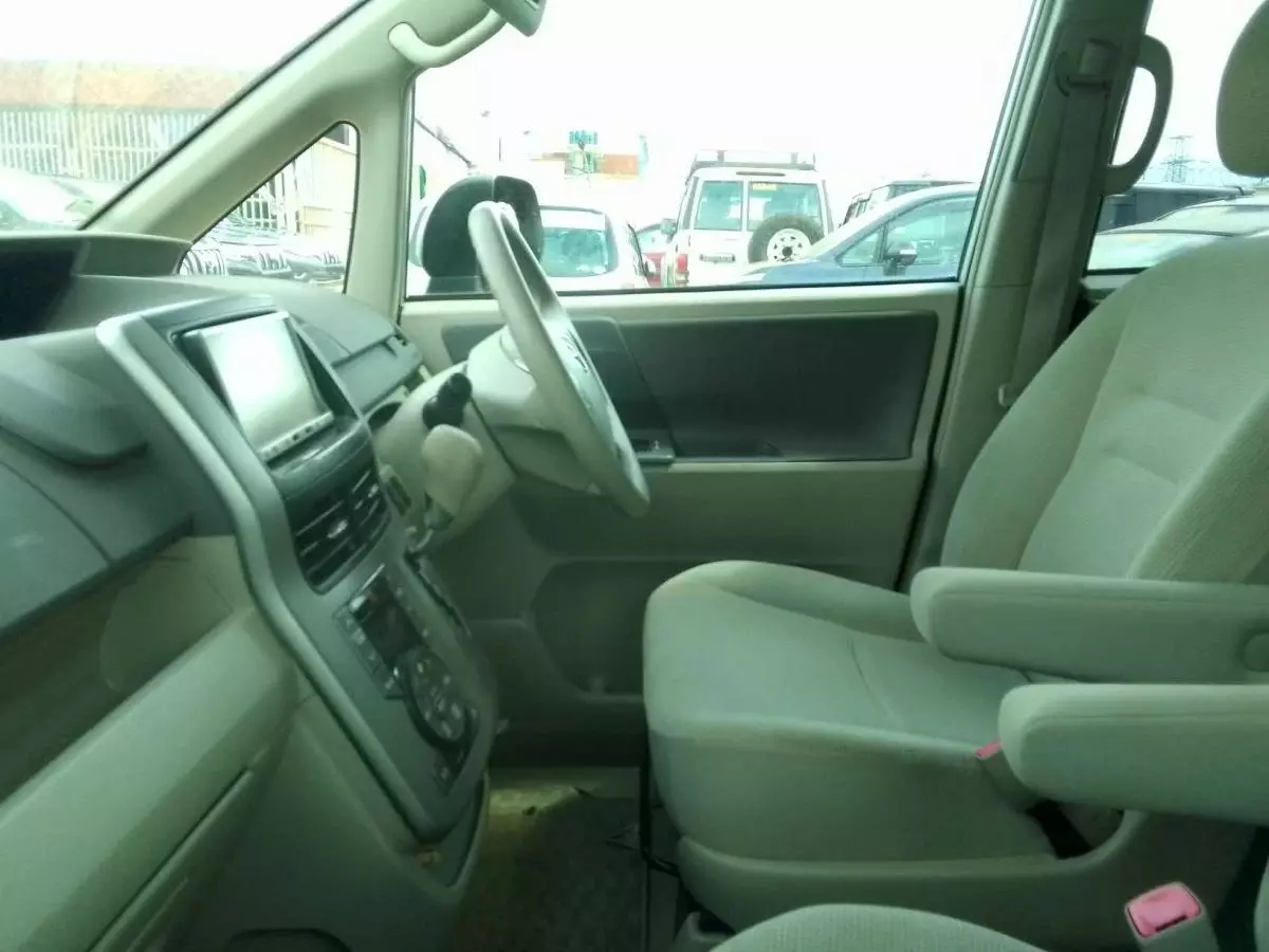 Toyota Noah - 2010