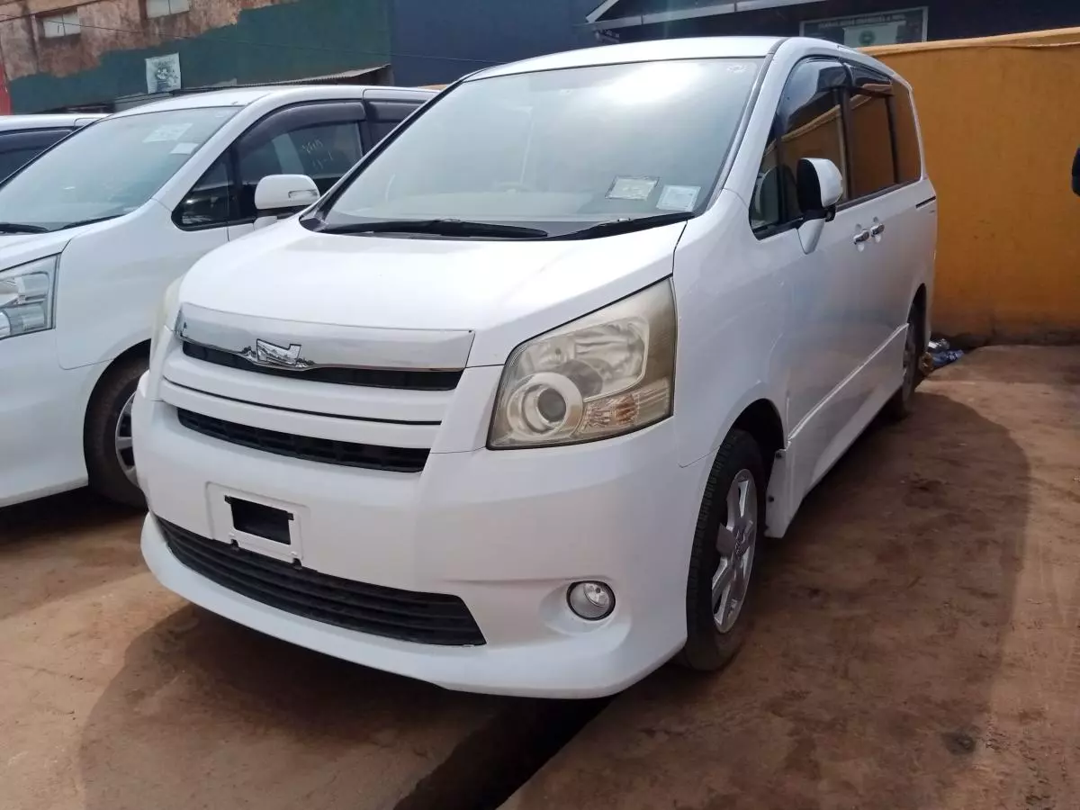 Toyota Noah   - 2009