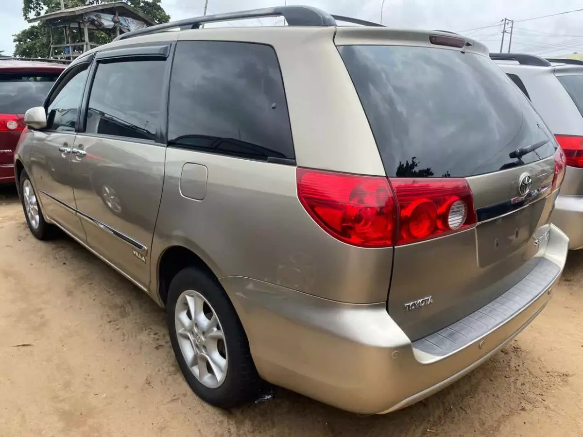 Toyota Sienna   - 2006