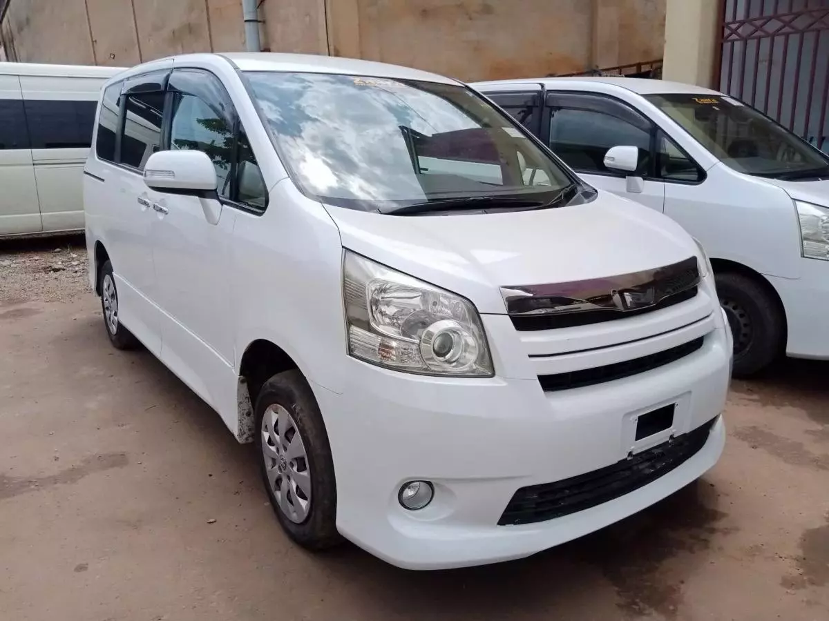 Toyota Noah   - 2009