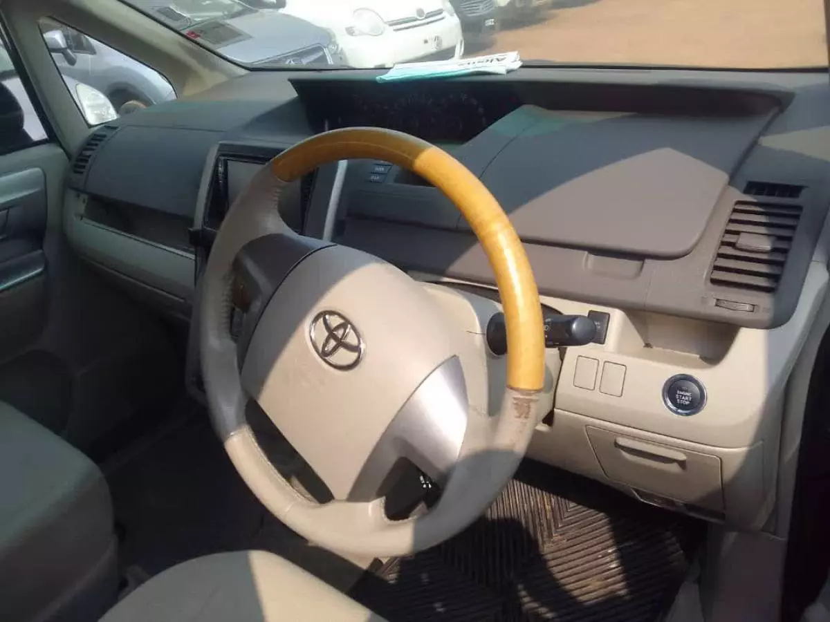 Toyota Noah   - 2008