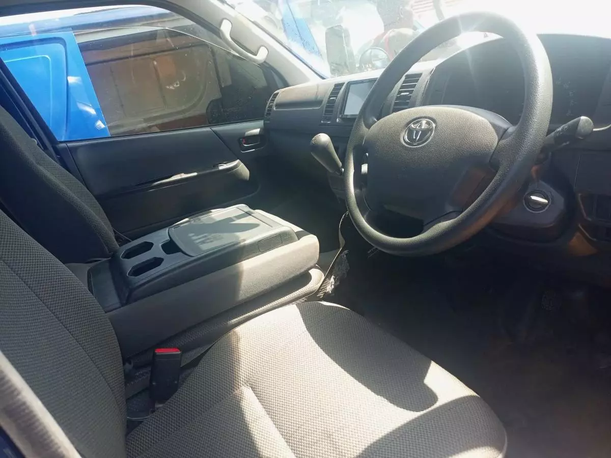 Toyota Hiace   - 2015