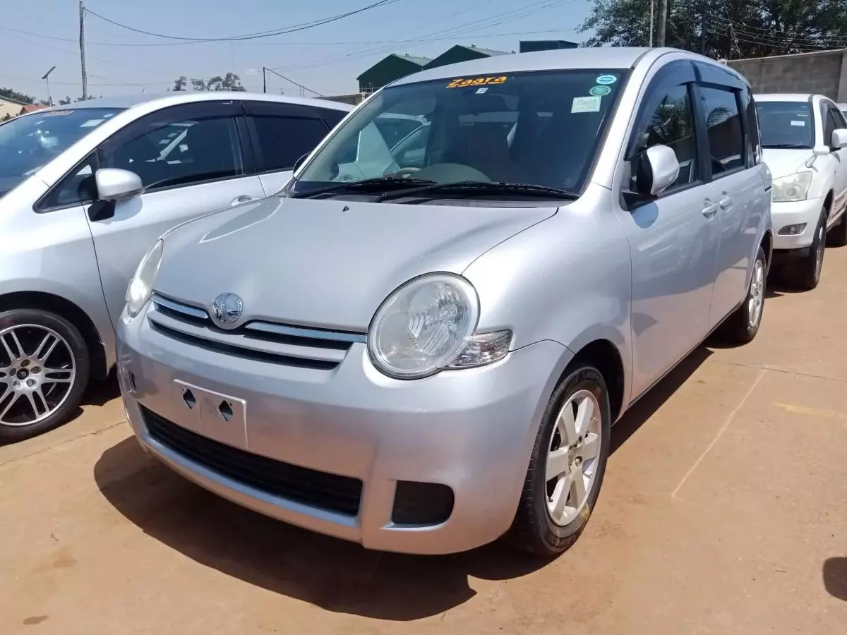 Toyota Sienta   - 2011