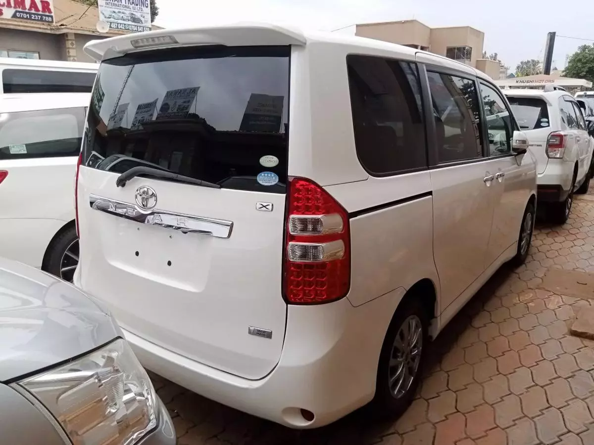 Toyota Noah   - 2011