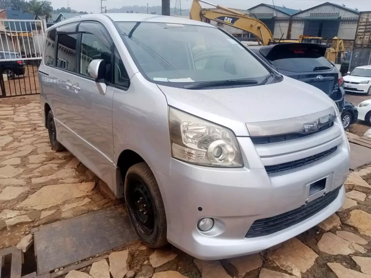 Toyota Noah   - 2012