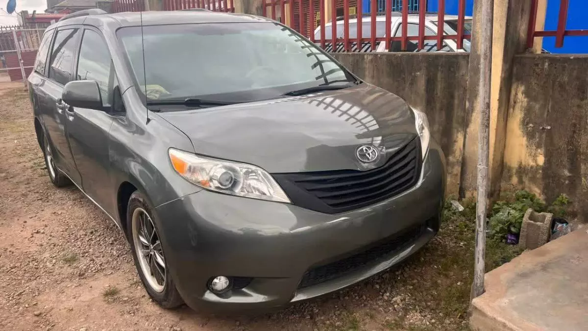 Toyota Sienna   - 2011