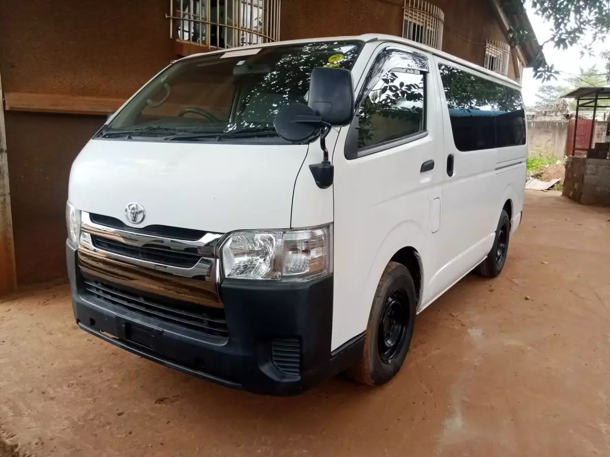 Toyota Hiace   - 2011