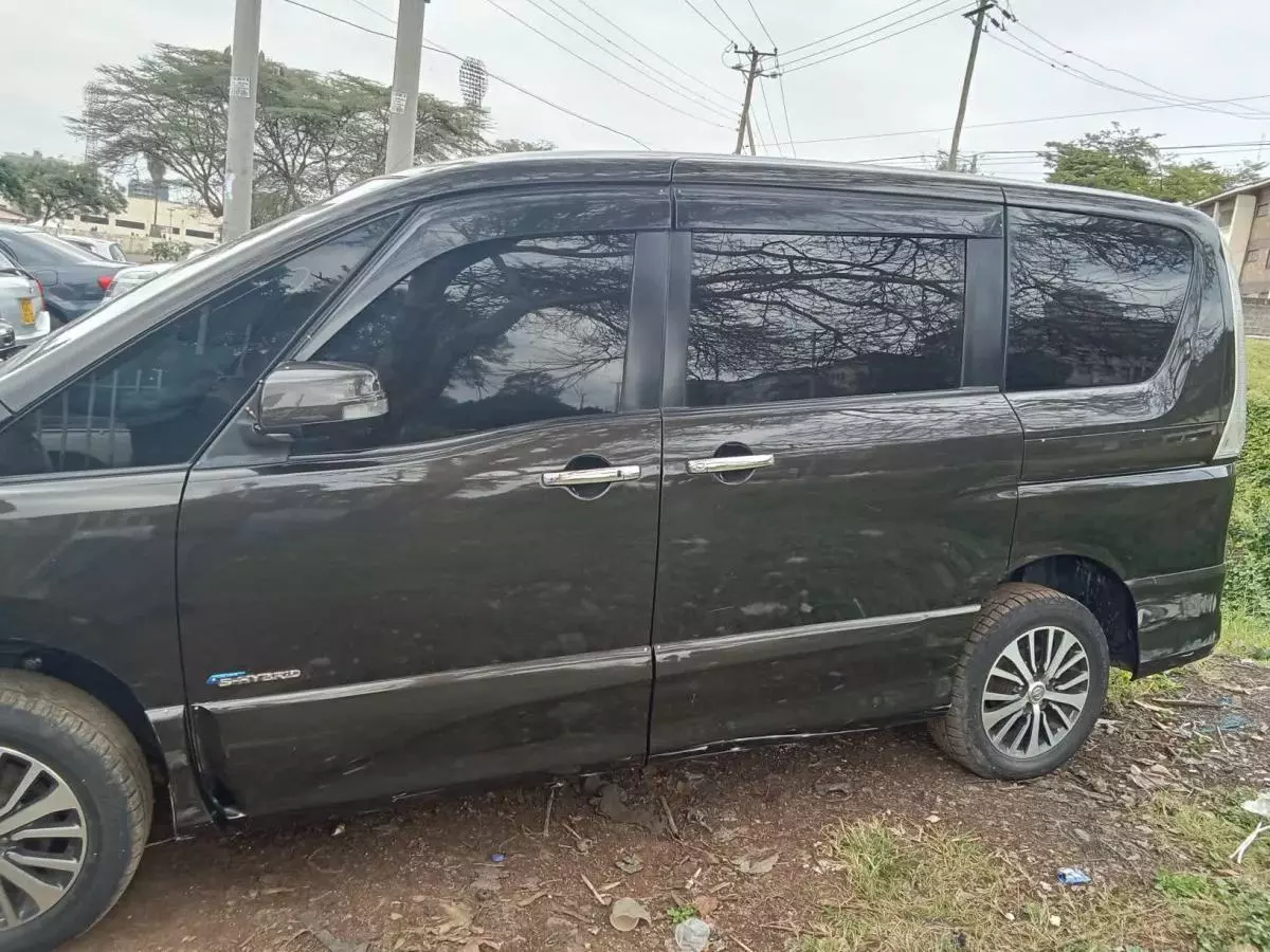 Nissan Serena   - 2013