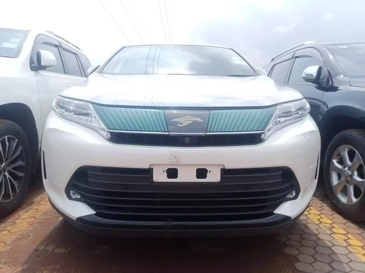 Toyota Harrier   - 2016