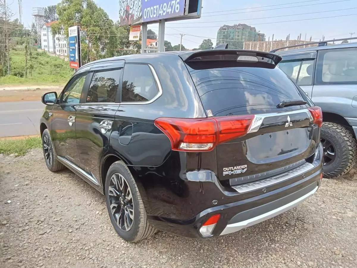 Mitsubishi Plug-in Hybrid Outlander   - 2016