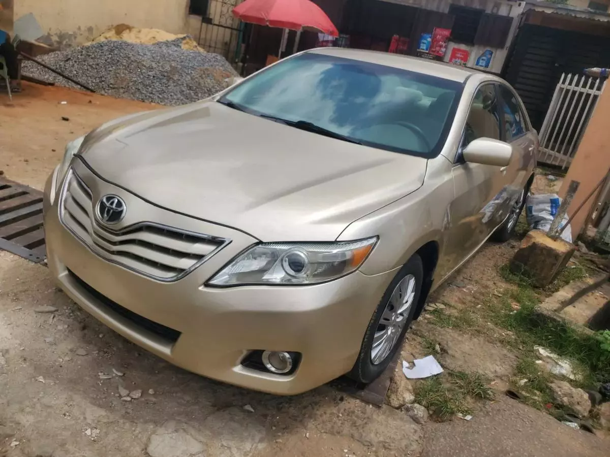 Toyota Camry   - 2011