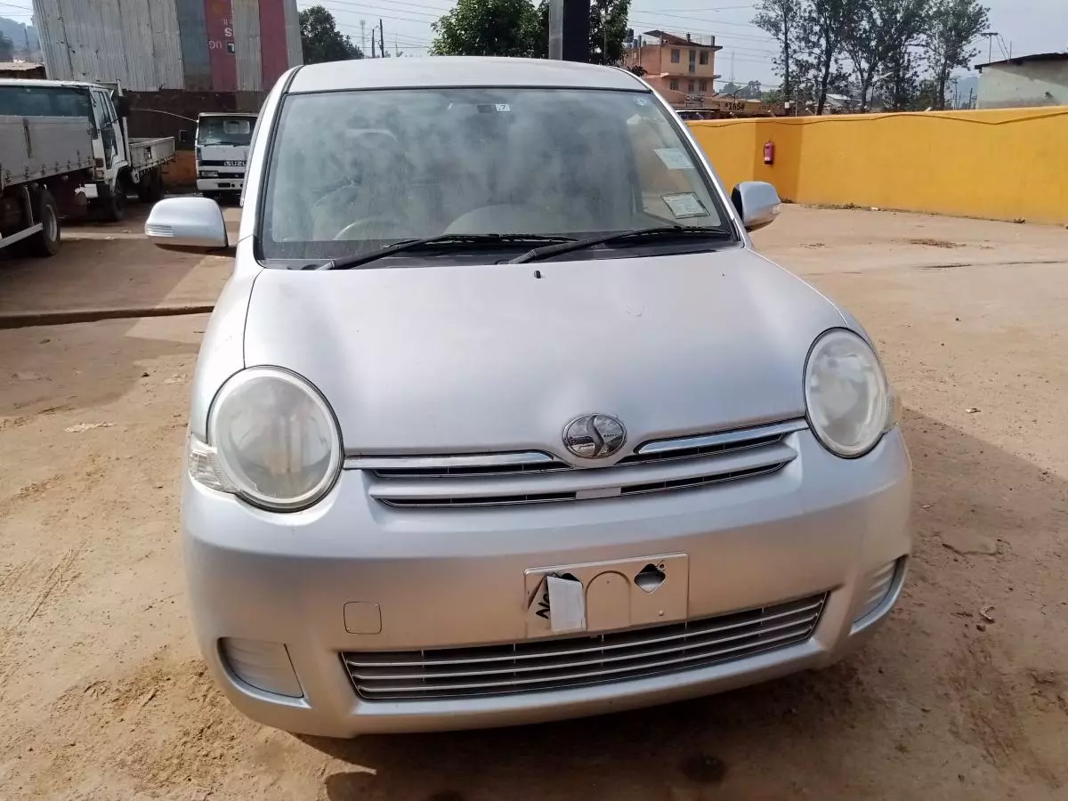 Toyota Sienta   - 2009