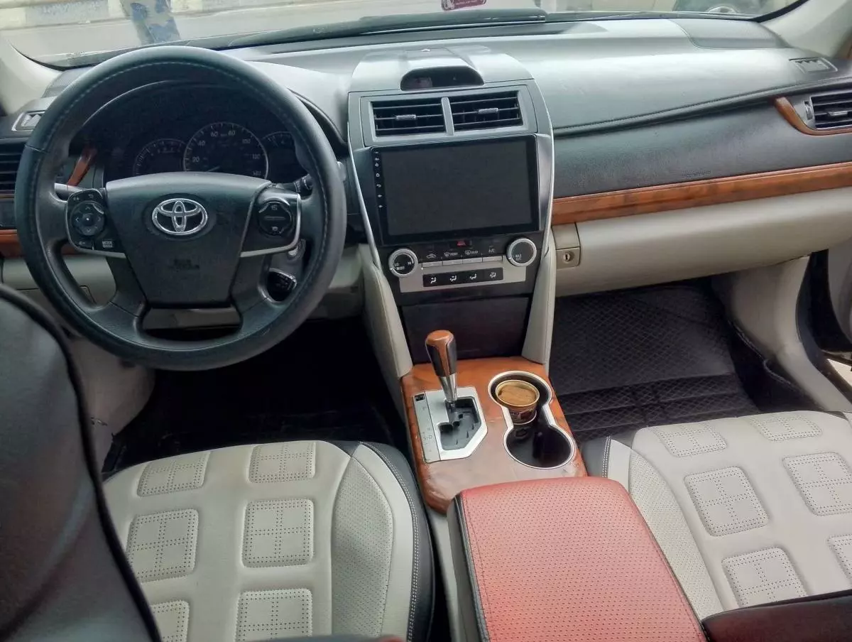 Toyota Camry   - 2012