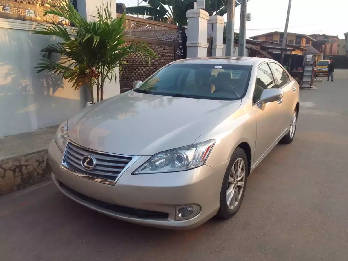 Lexus ES 350   - 2010