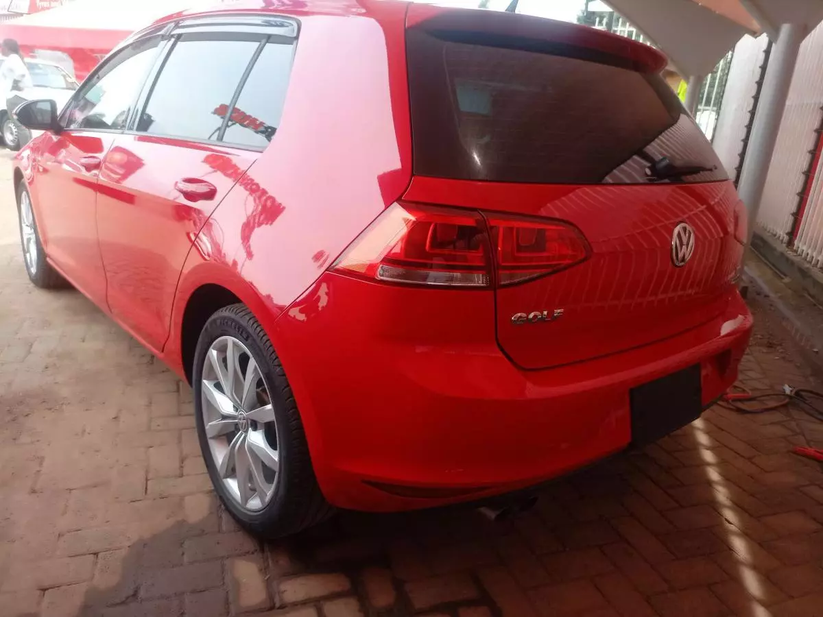 Volkswagen Golf   - 2016