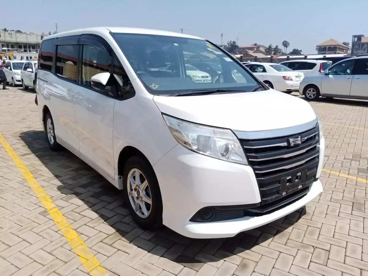 Toyota Noah   - 2015