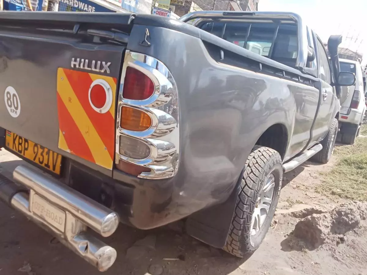 Toyota Hilux   - 2011