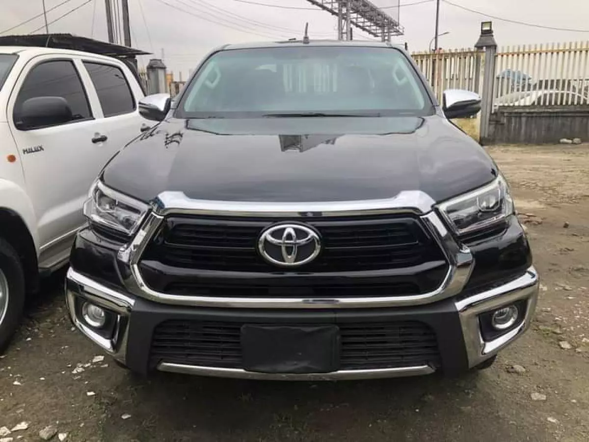 Toyota Hilux   - 2021