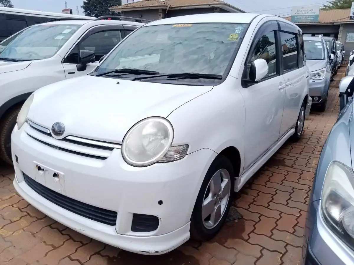 Toyota Sienta   - 2011