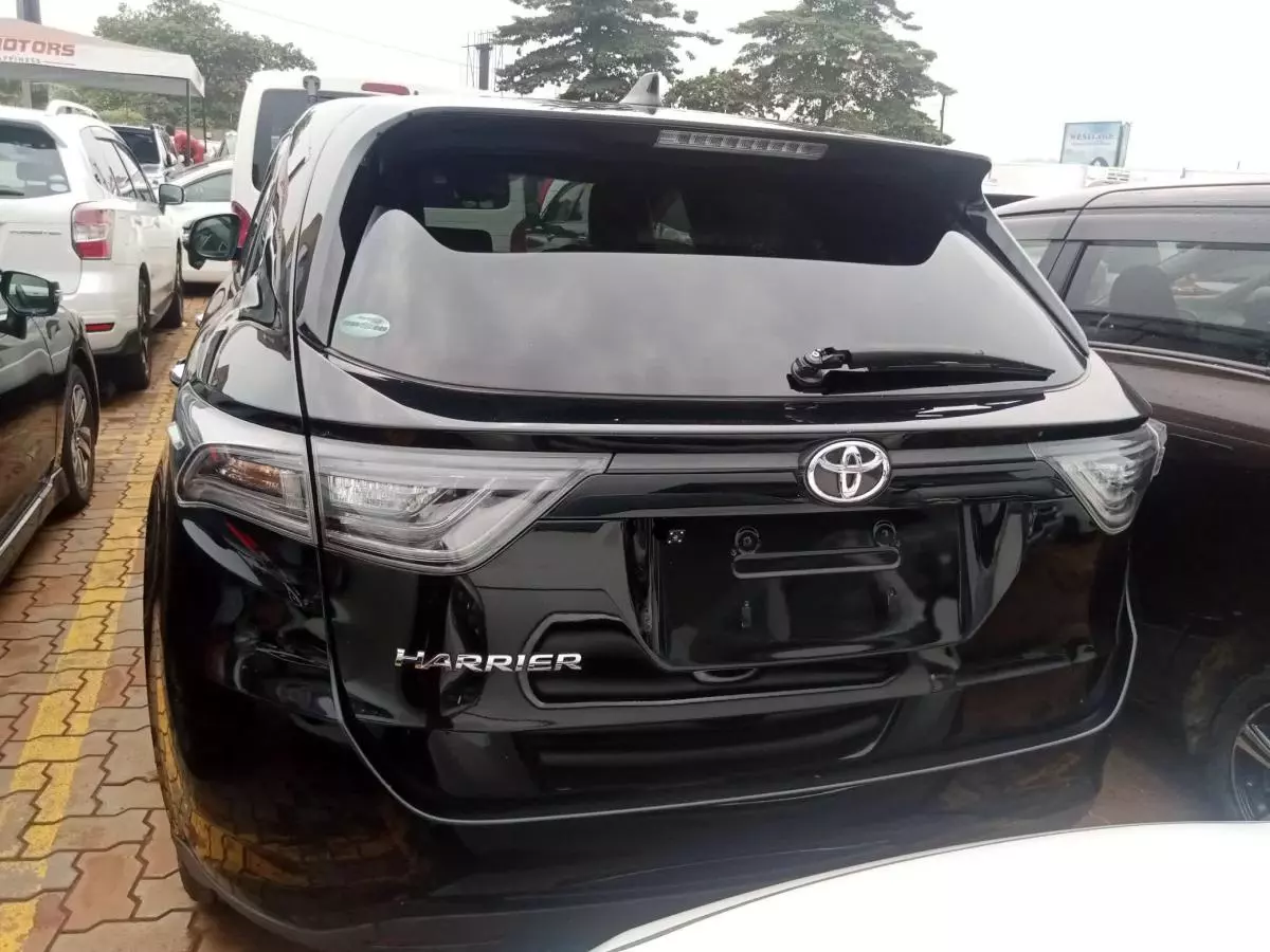 Toyota Harrier   - 2016