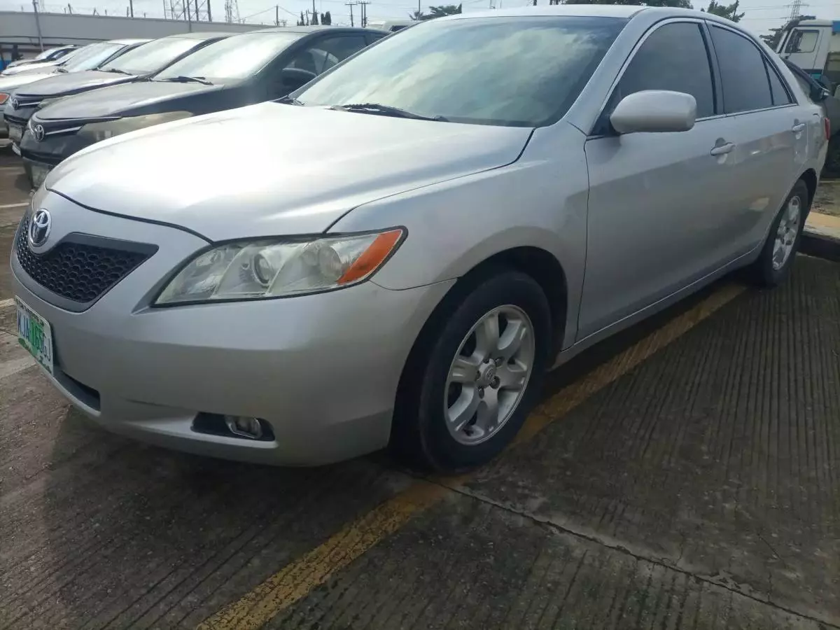 Toyota Camry   - 2009