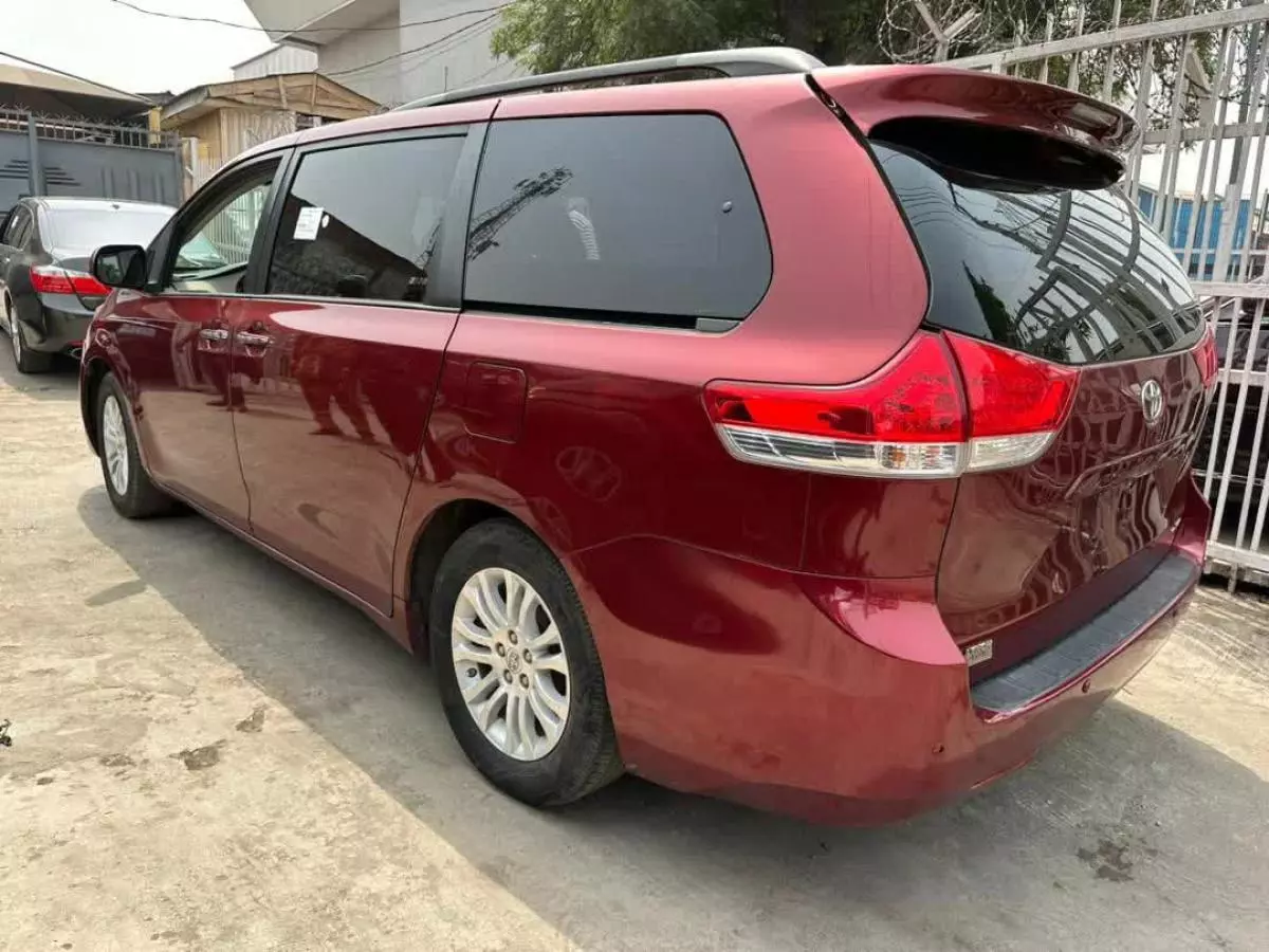 Toyota Sienna - 2013