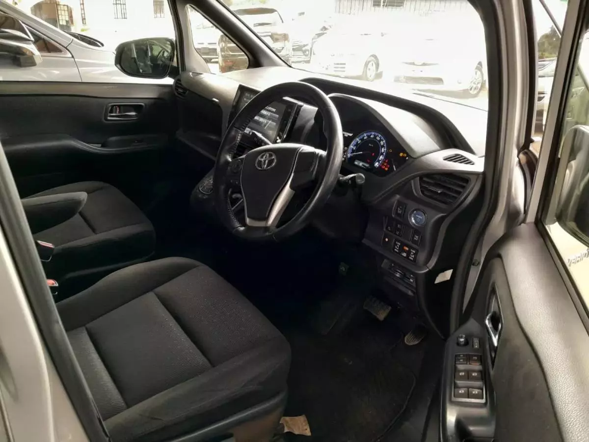 Toyota Voxy  - 2016