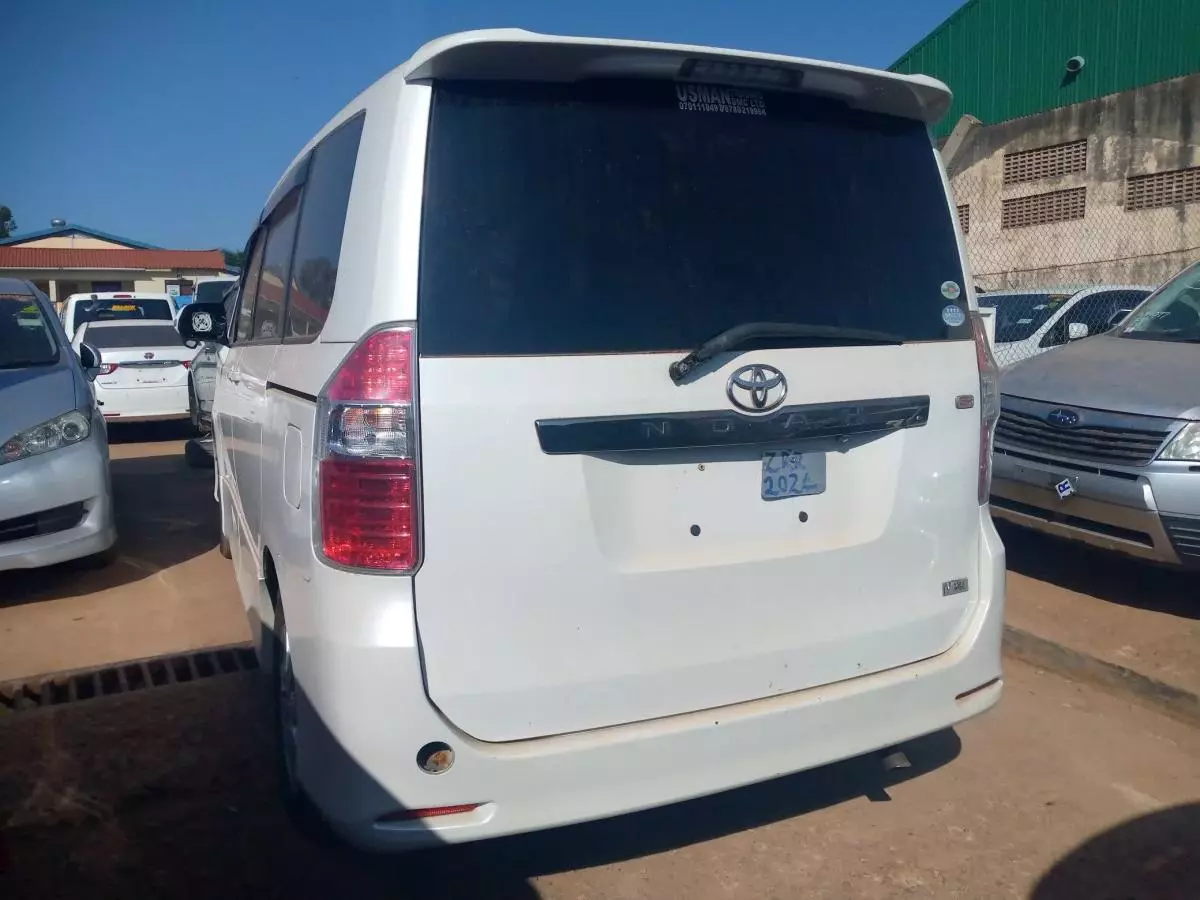 Toyota Noah - 2009