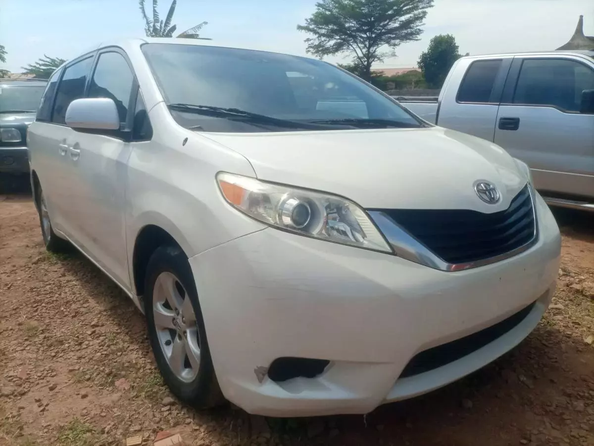 Toyota Sienna - 2011