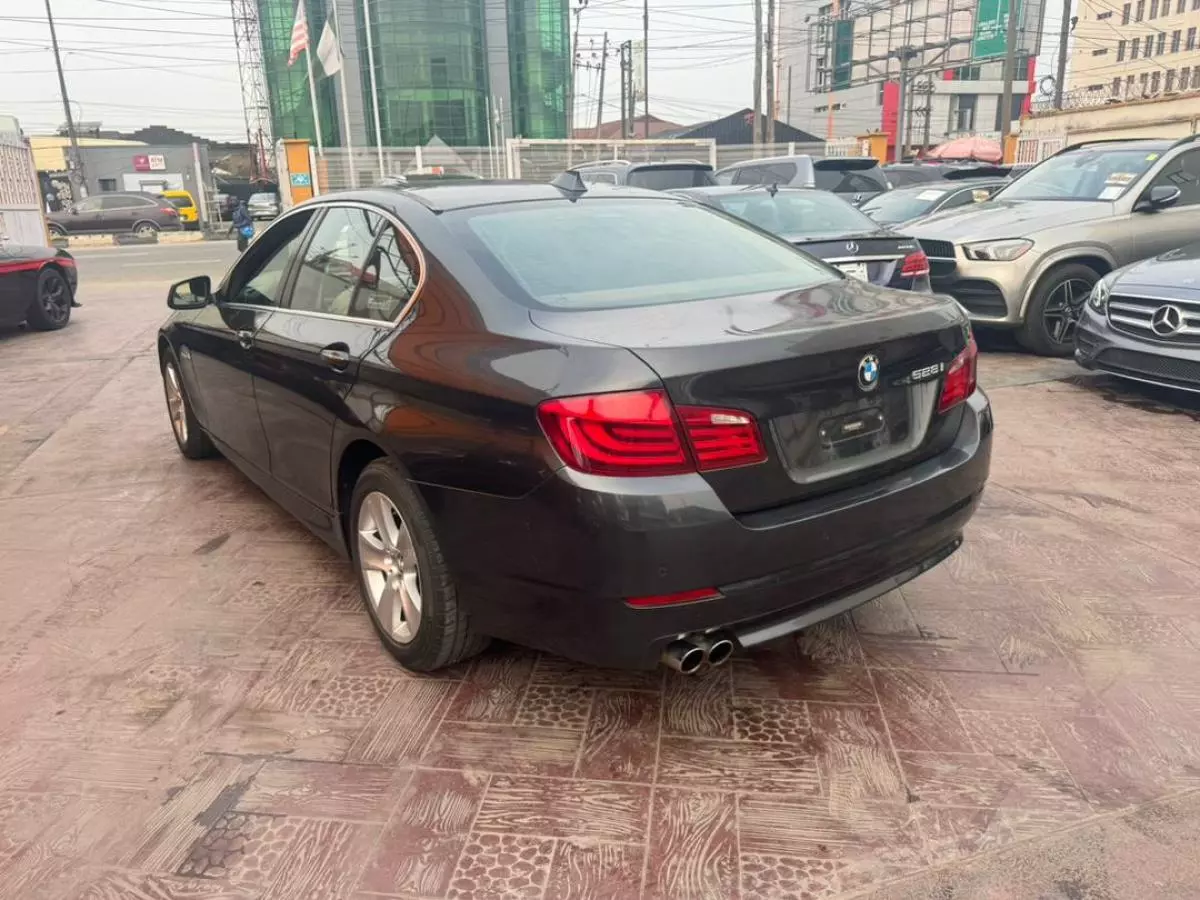 BMW 528i   - 2011