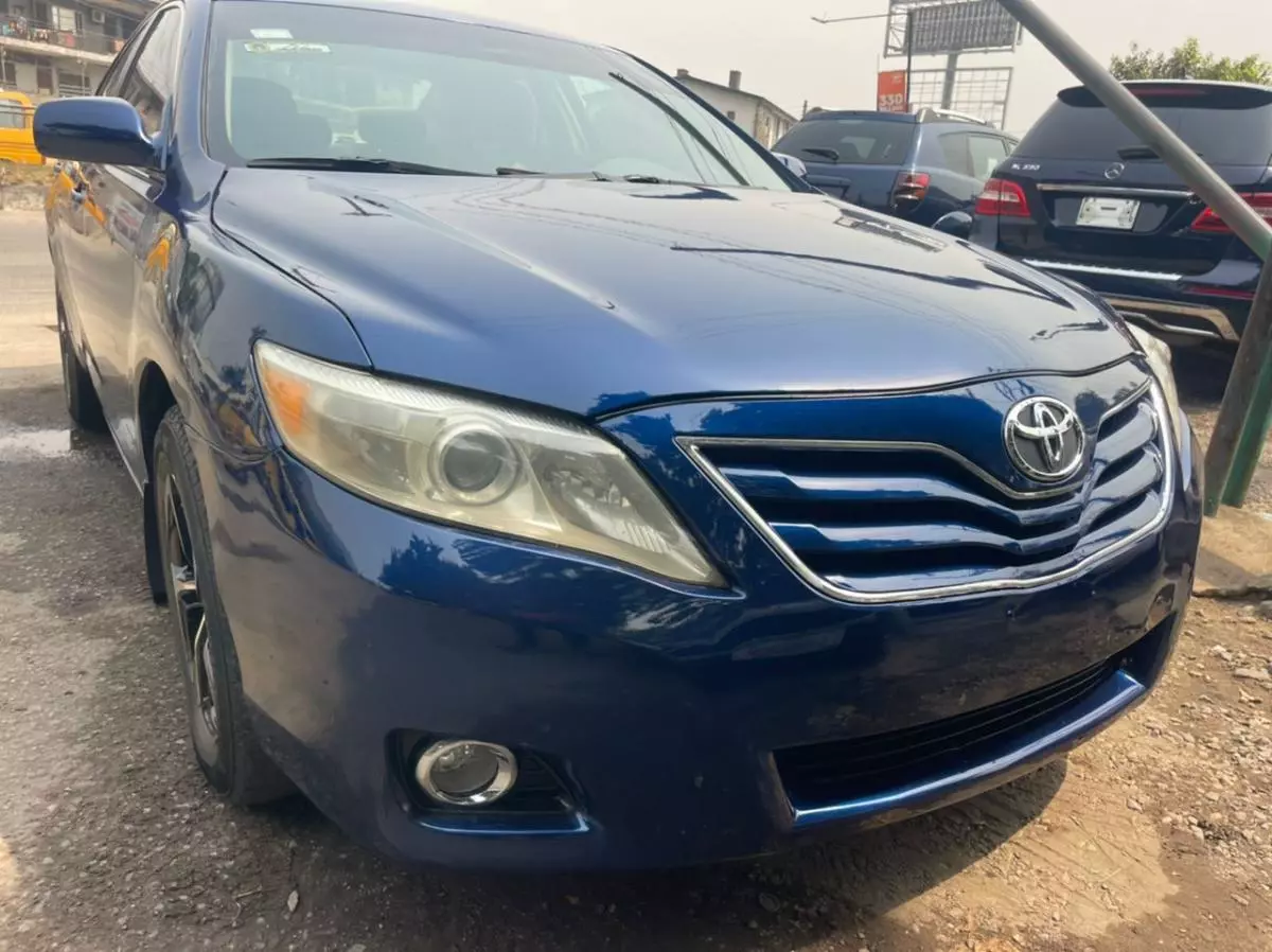 Toyota Camry   - 2010