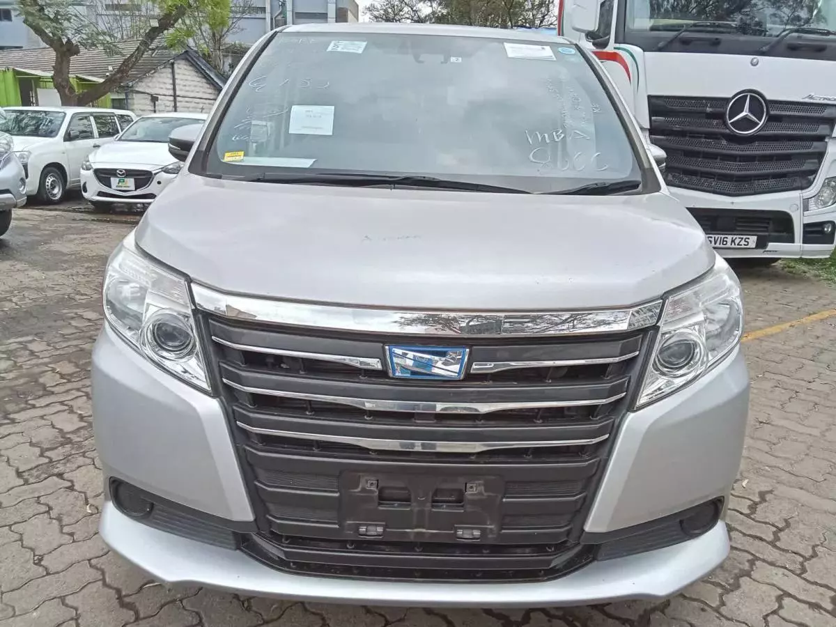 Toyota Noah Hybrid   - 2017