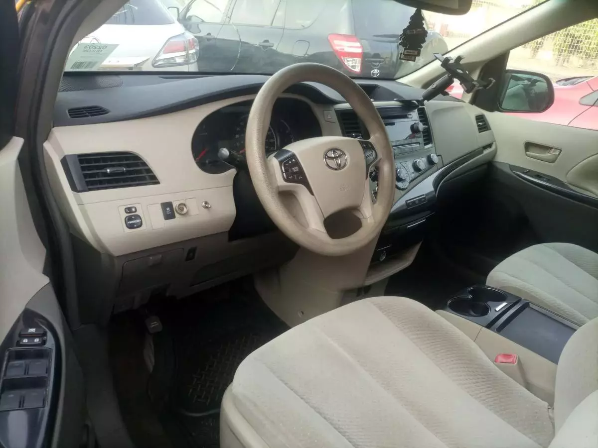 Toyota Sienna - 2011