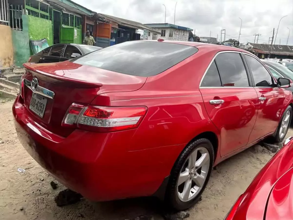 Toyota Camry   - 2010