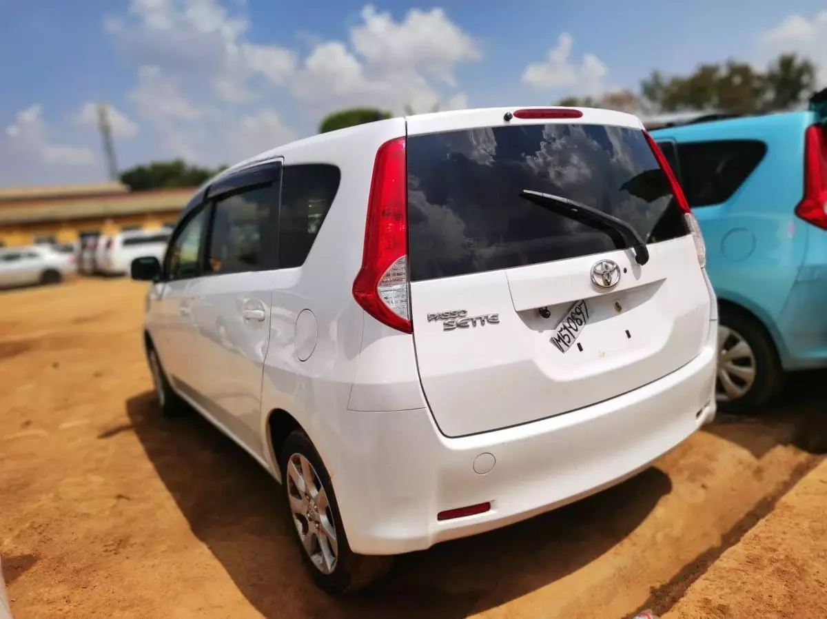 Toyota Passo Sette - 2009