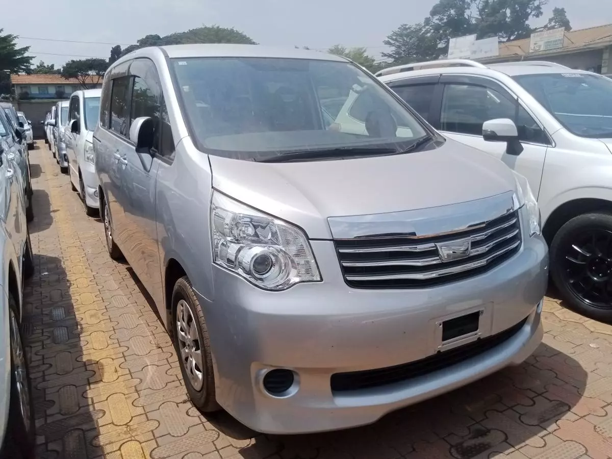 Toyota Noah   - 2012